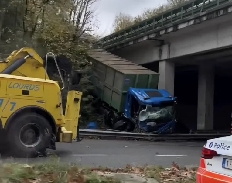Spectaculaire accident sur l&rsquo;E42 &agrave; Stambruges : un camion quitte l&rsquo;autoroute et finit sa course en contrebas