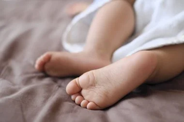 Les parents de Ciéna, décédée à 3 ans dans une crèche de Charleroi, dénoncent des négligences : « Trop d’étrangetés pour parler de mort subite »