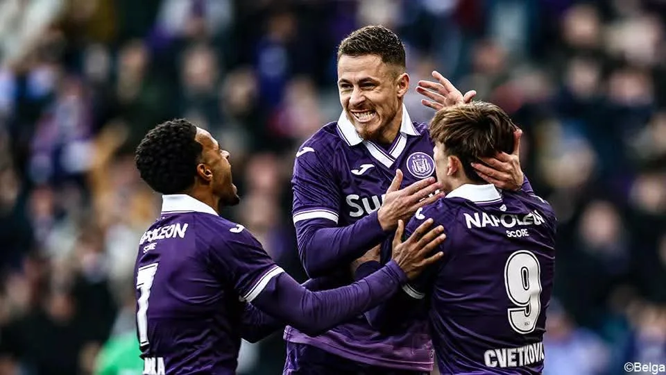Anderlecht s’impose sur un coup du sort face à Brugge dans un match intense