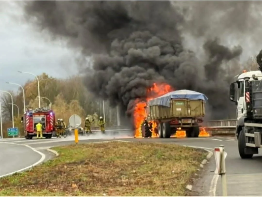 Incendie spectaculaire d&rsquo;un tracteur sur la N7 &agrave; Hertain : importante fum&eacute;e noire et trafic perturb&eacute;