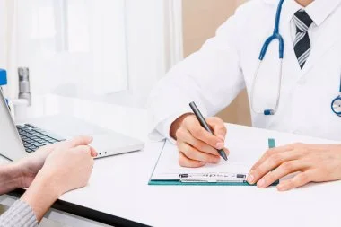 Malades de longue durée : un certificat annuel obligatoire validé par le gouvernement