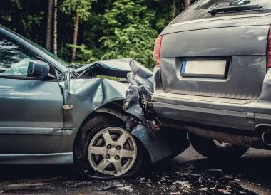 Goz&eacute;e : spectaculaire accident rue Armand Bury, une voiture sur le flanc