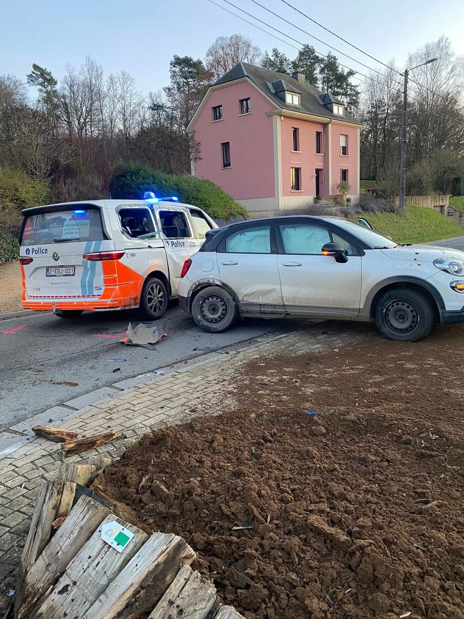 Collision entre un véhicule de police et un véhicule civil à Saint-Léger : aucun blessé