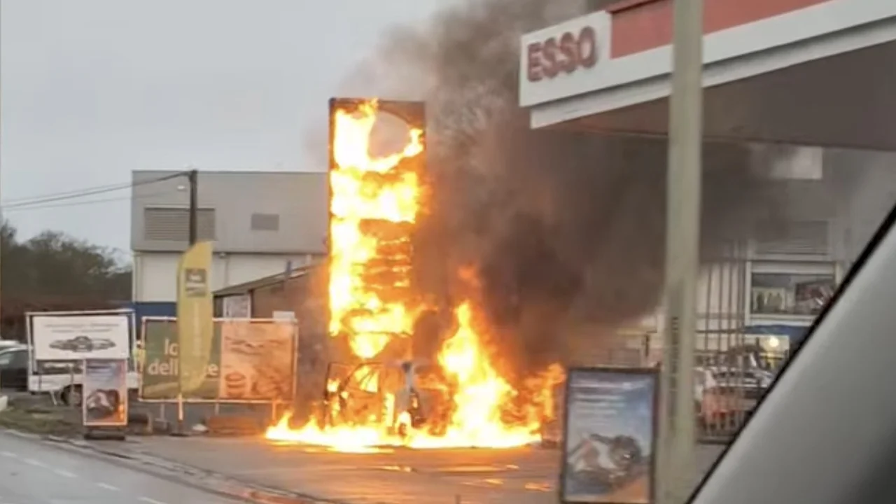 (VIDEO) Incendie à la pompe Esso de Leuze-en-Hainaut : une voiture en feu, déviation en cours