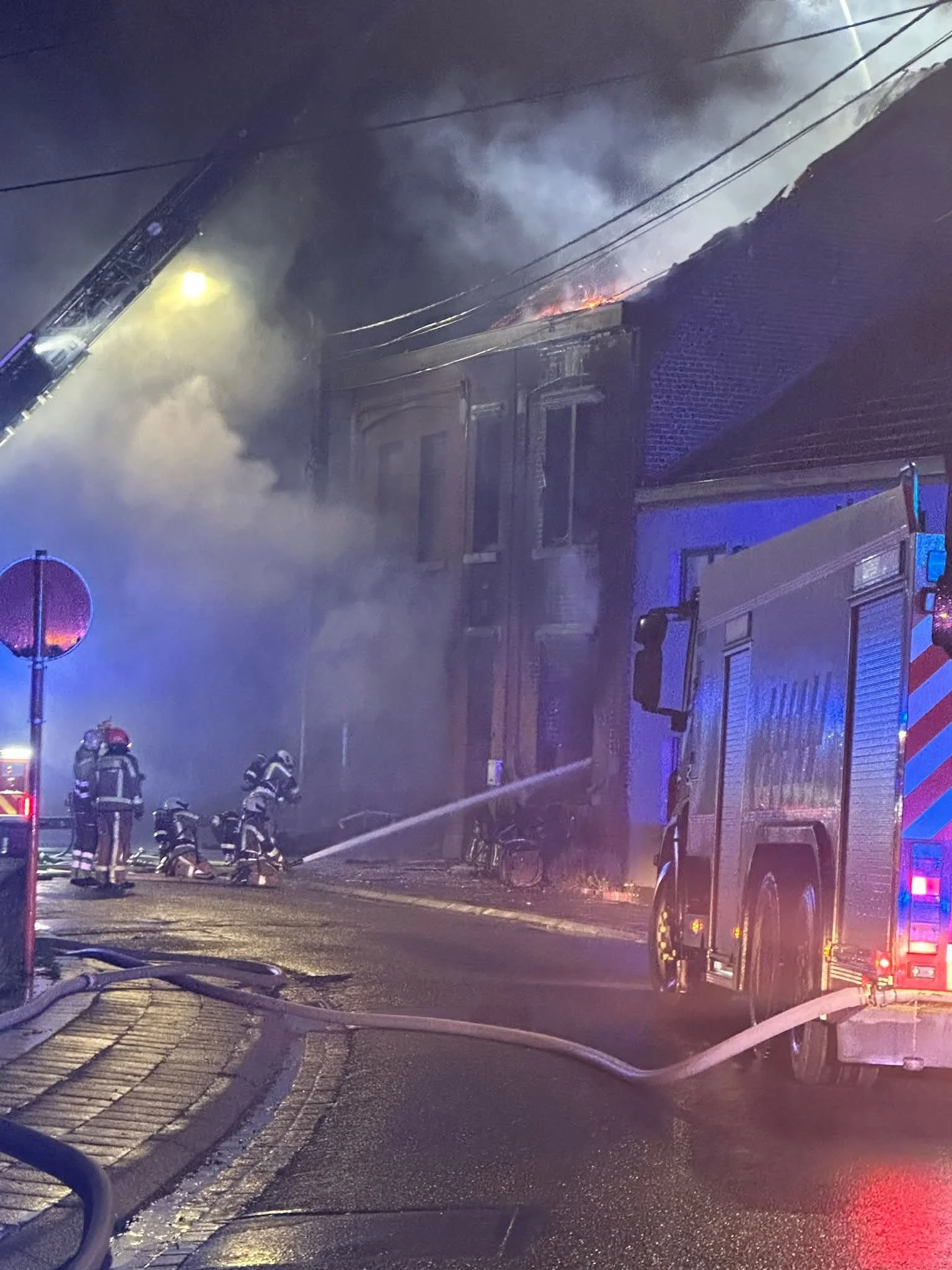 (VIDÉO) Important incendie à Strépy-Bracquegnies : une habitation entièrement détruite