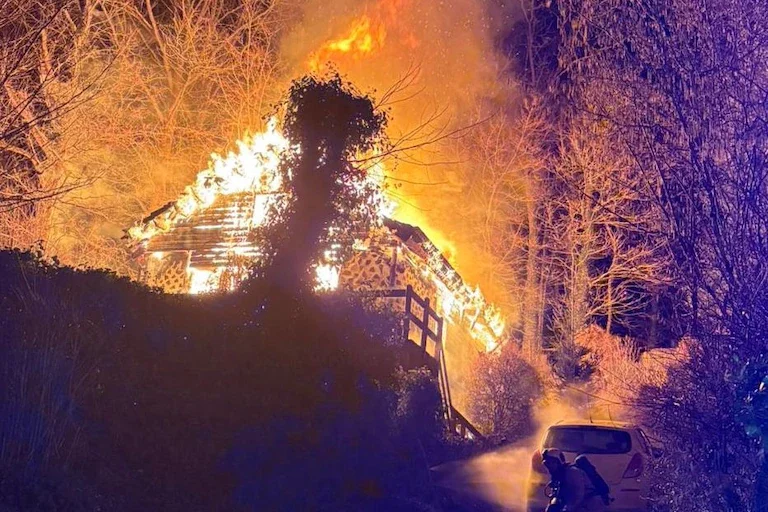 (PHOTOS) Incendie majeur à Hastière : une maison ravagée par les flammes, pas de blessé
