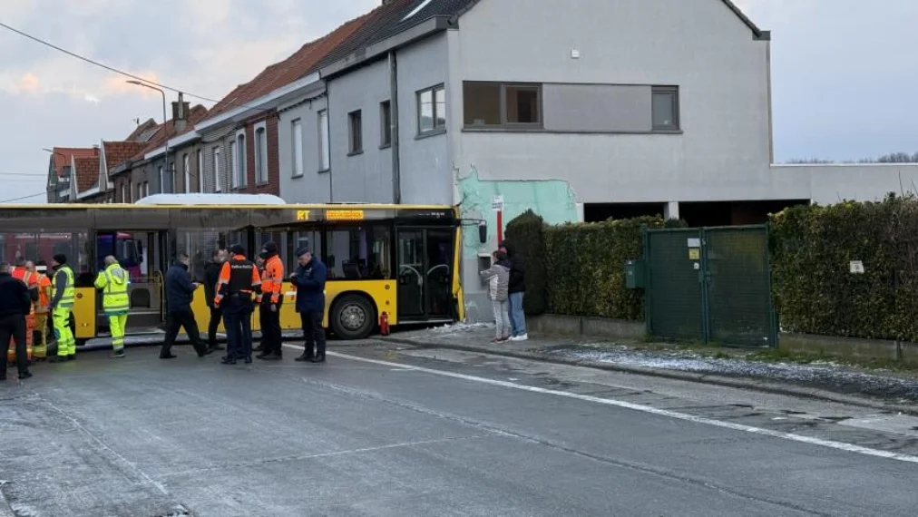 Un bus perd le contrôle à Mouscron : le verglas provoque une collision avec une habitation, vingt blessés recensés