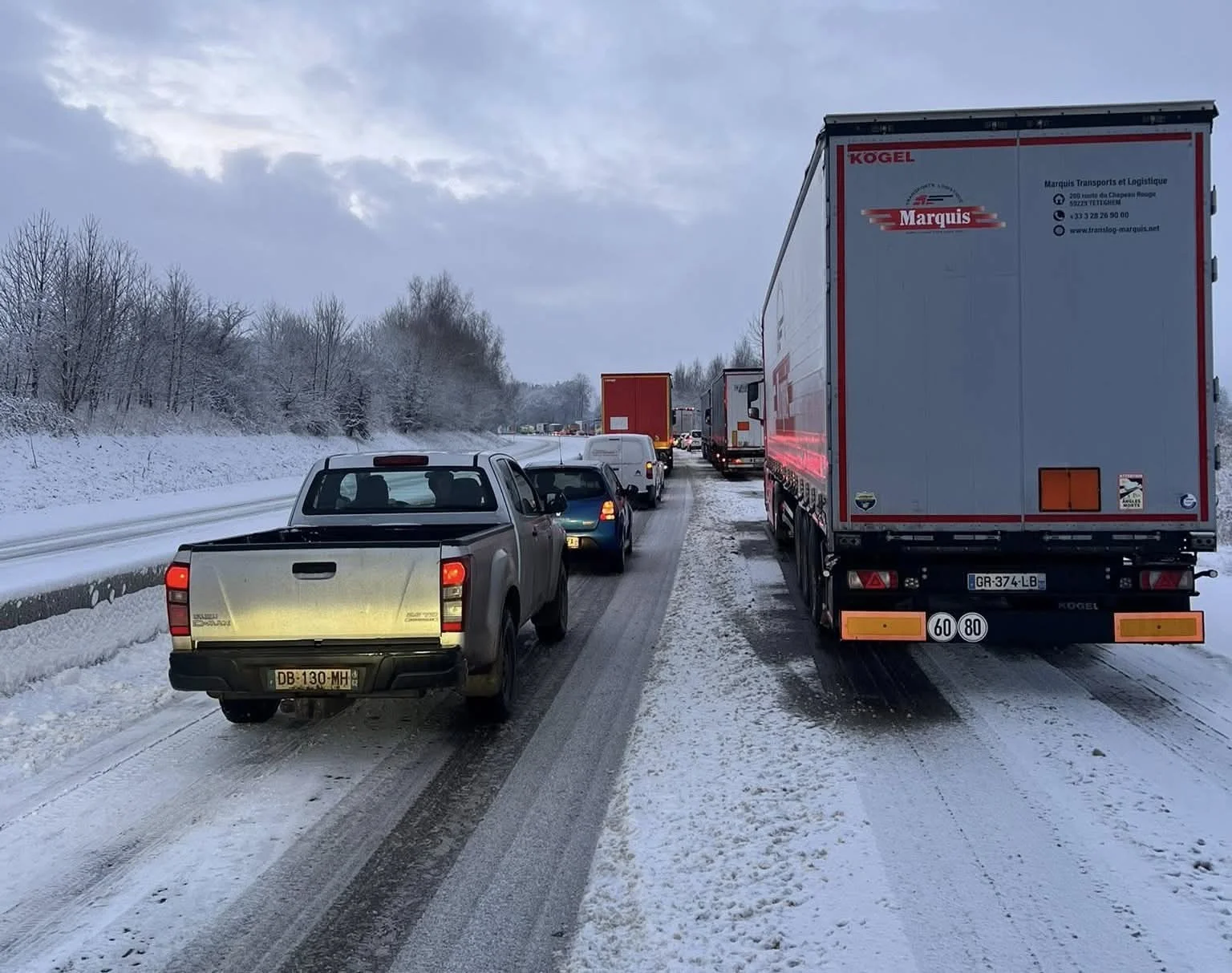 Neige : la France renforce les restrictions pour les poids lourds alors que la Belgique observe des accumulations variables
