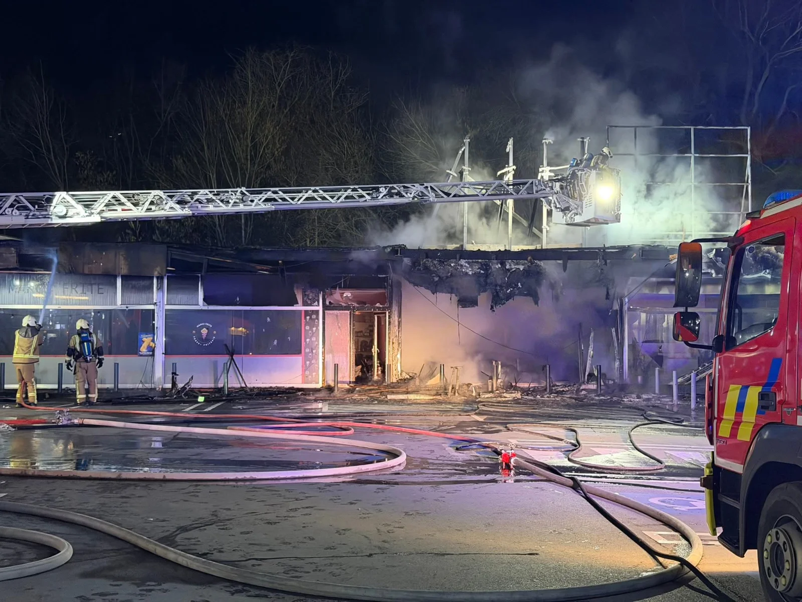 (PHOTOS) Incendie criminel &agrave; Marcinelle : deux commerces ravag&eacute;s