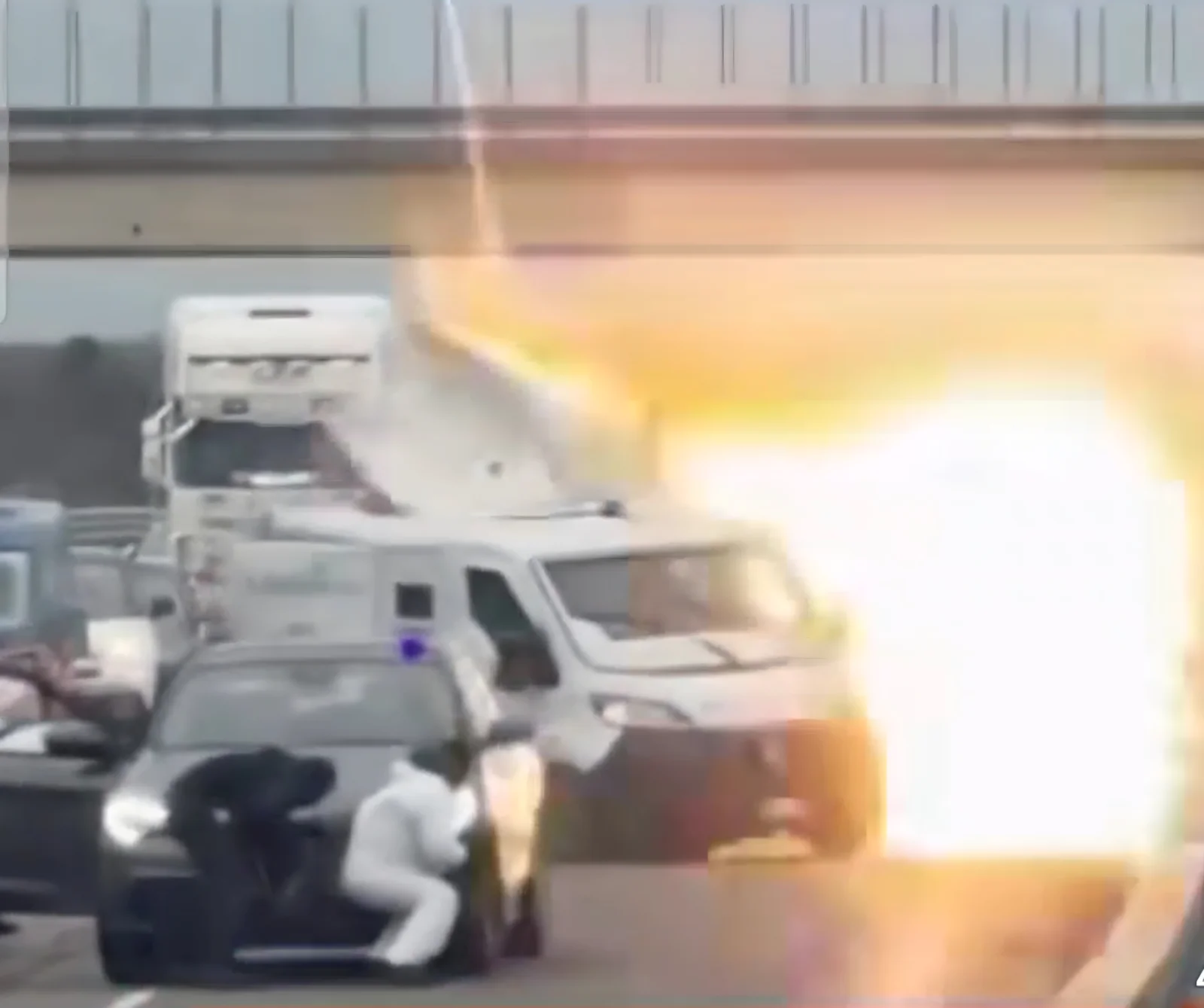 (VIDÉO) Attaque spectaculaire d’un fourgon blindé ce matin en Italie
