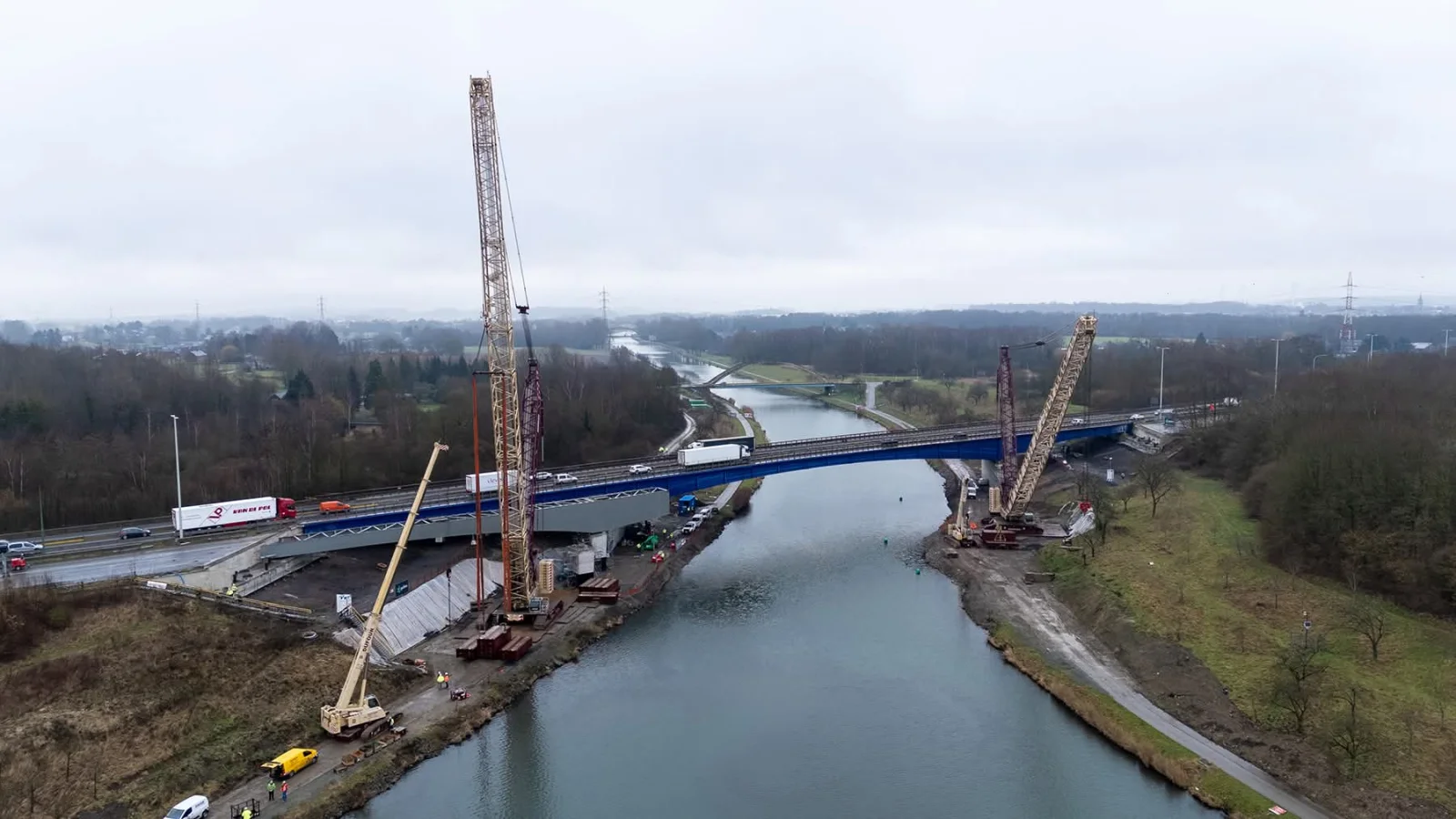 La structure m&eacute;tallique du pont de La Louvi&egrave;re sur l&rsquo;E42 prend forme