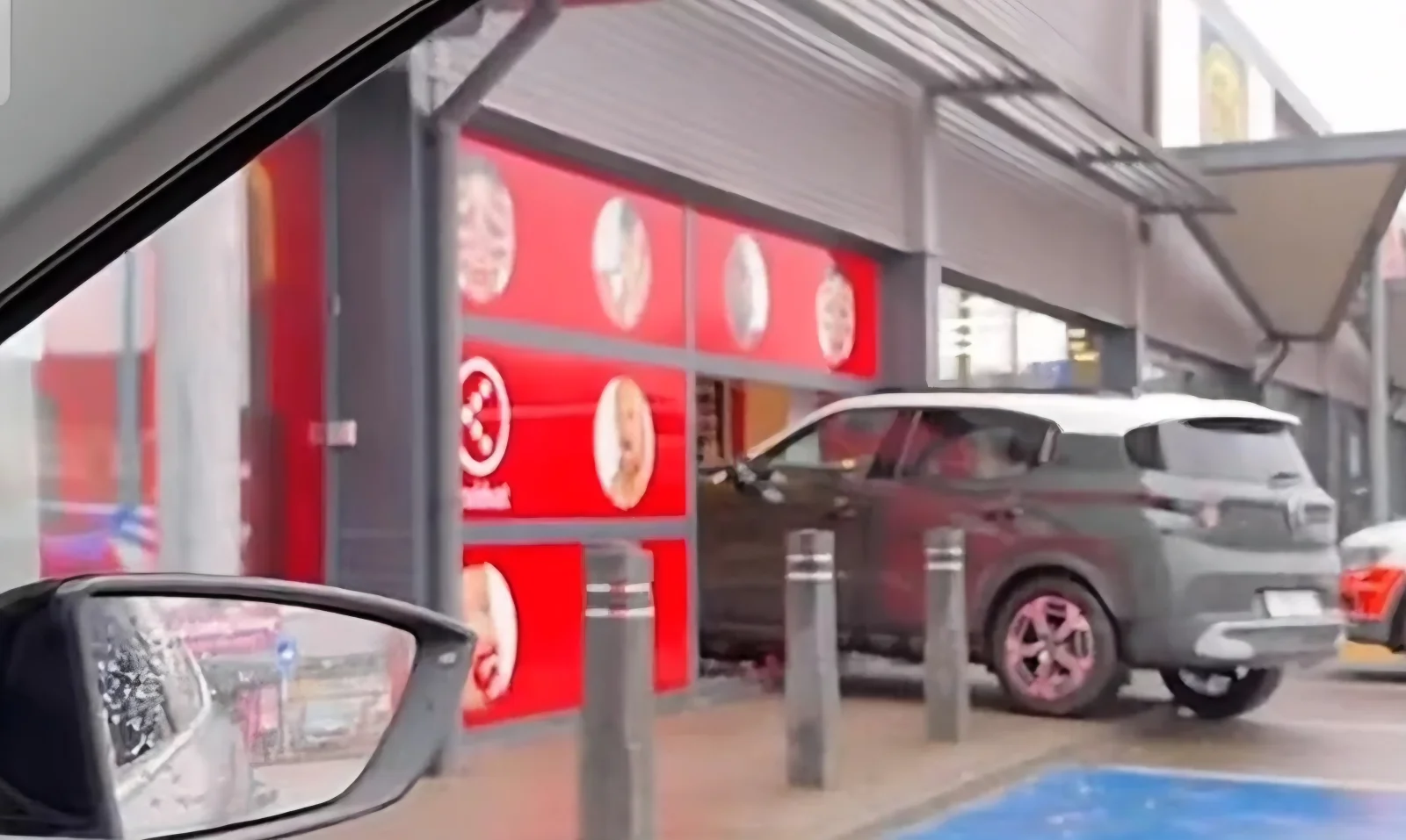 Hannut : une voiture encastre la vitrine d’un commerce en plein zoning