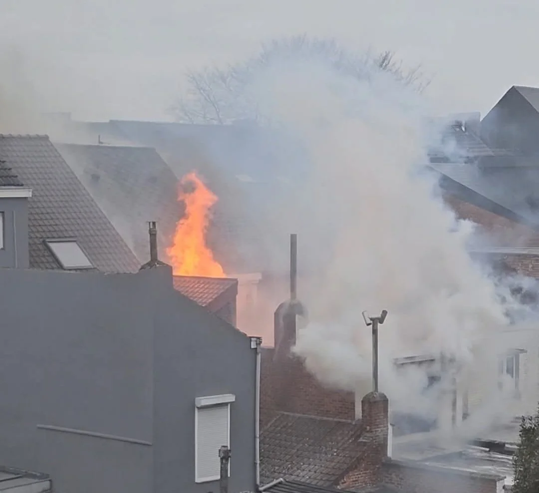 (VID&Eacute;O) Incendie &agrave; Braine-le-Comte : la rue de la Station ferm&eacute;e