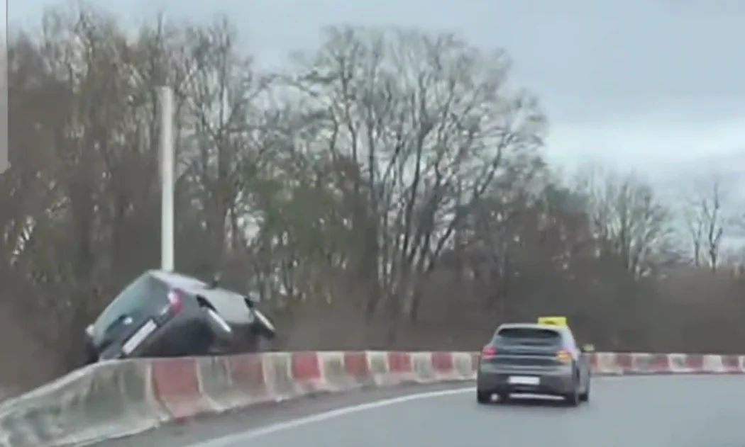 (VID&Eacute;O) Jemappes : une voiture termine sa course sur la rambarde du R5