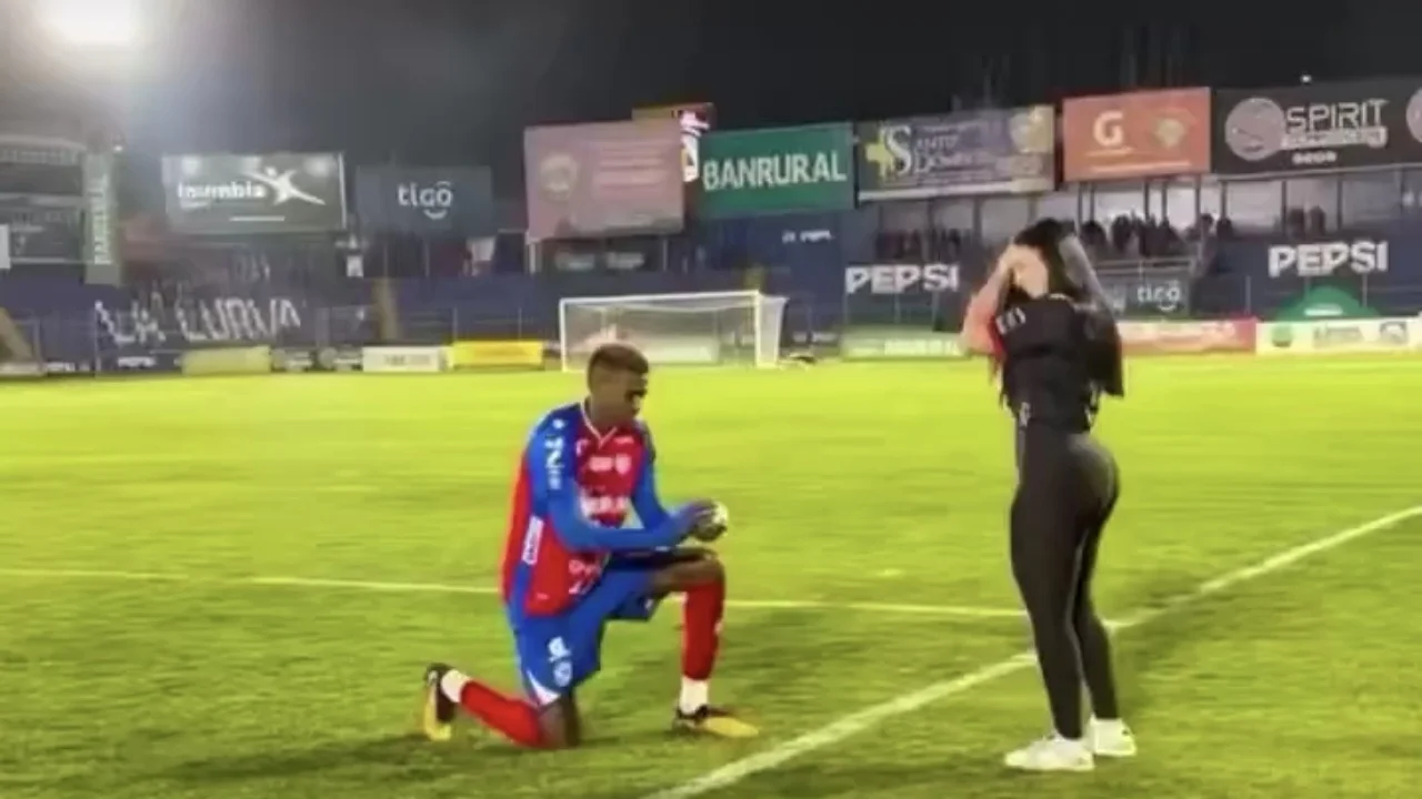 (VIDEO) Fiançailles éclair dans le foot : rupture inattendue
