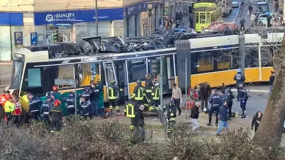 (PHOTO) Tramway déraillé à Milan : plusieurs blessés graves