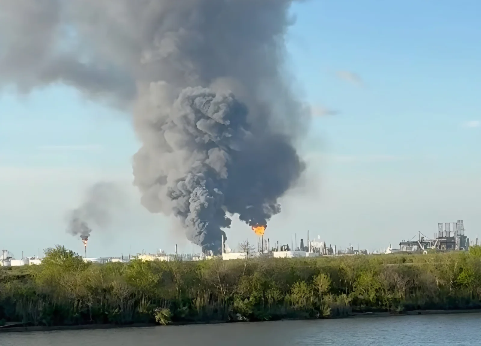 (VIDÉO) Violente explosion dans une raffinerie américaine
