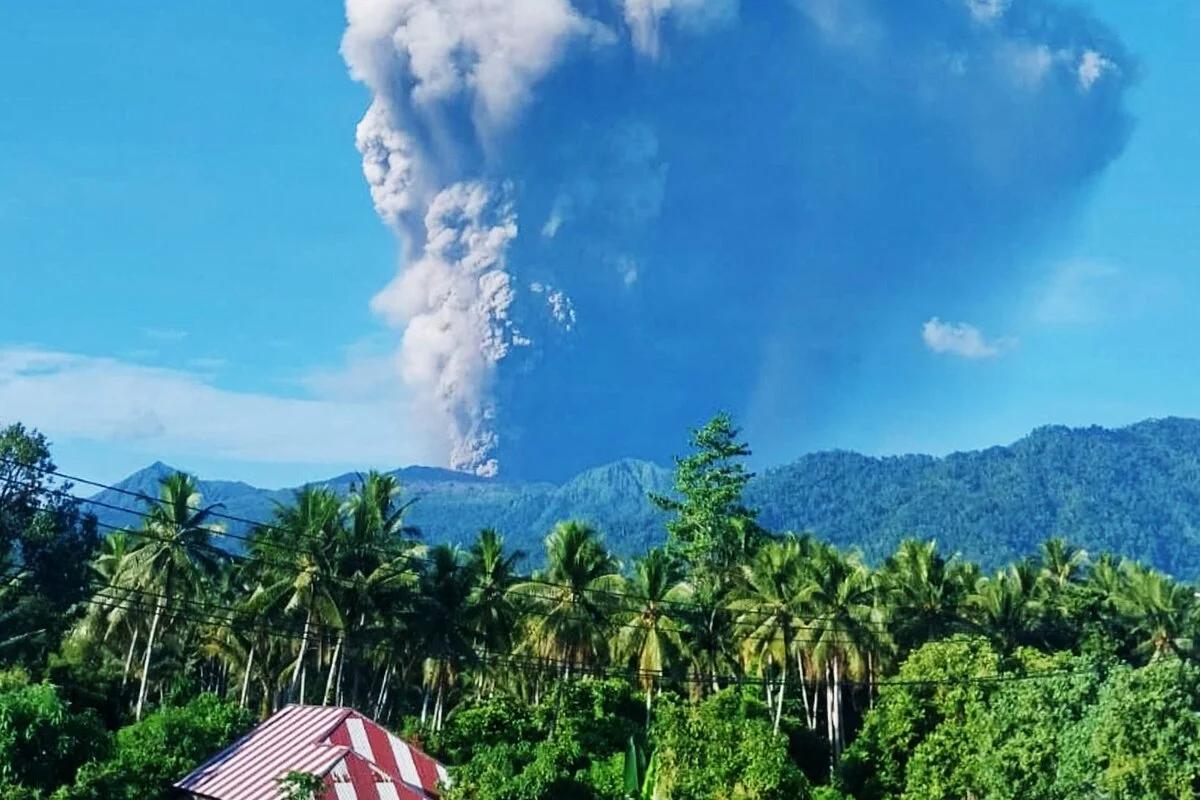 Éruption du volcan Dukono en Indonésie : trois randonneurs morts et plusieurs disparus sur l’île d’Halmahera