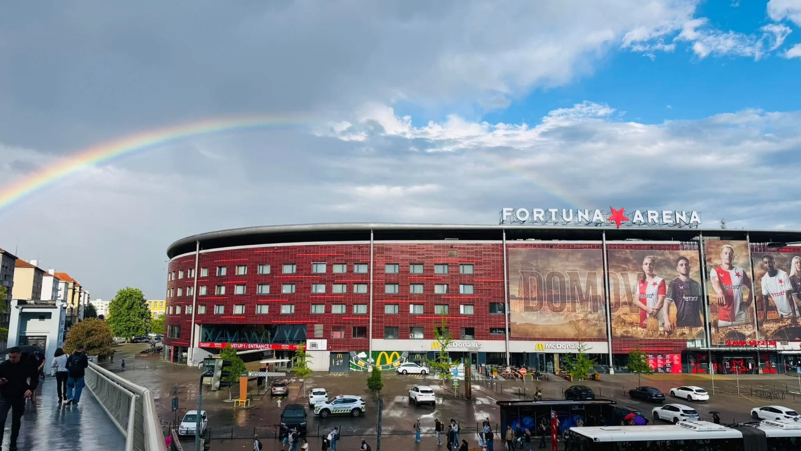 (VIDEOS) Derby de Prague : le match interrompu après un envahissement de terrain et des jets de fumigènes