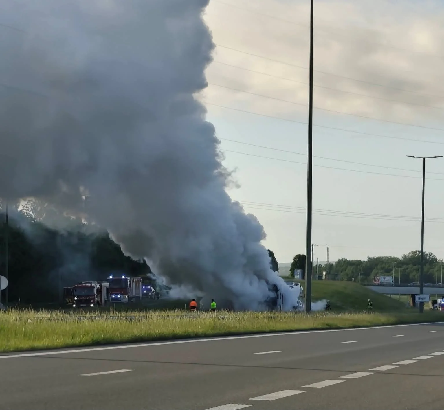 (PHOTOS) Camion en feu sur l’E411 à Autelbas : autoroute temporairement fermée, importantes perturbations vers Bruxelles