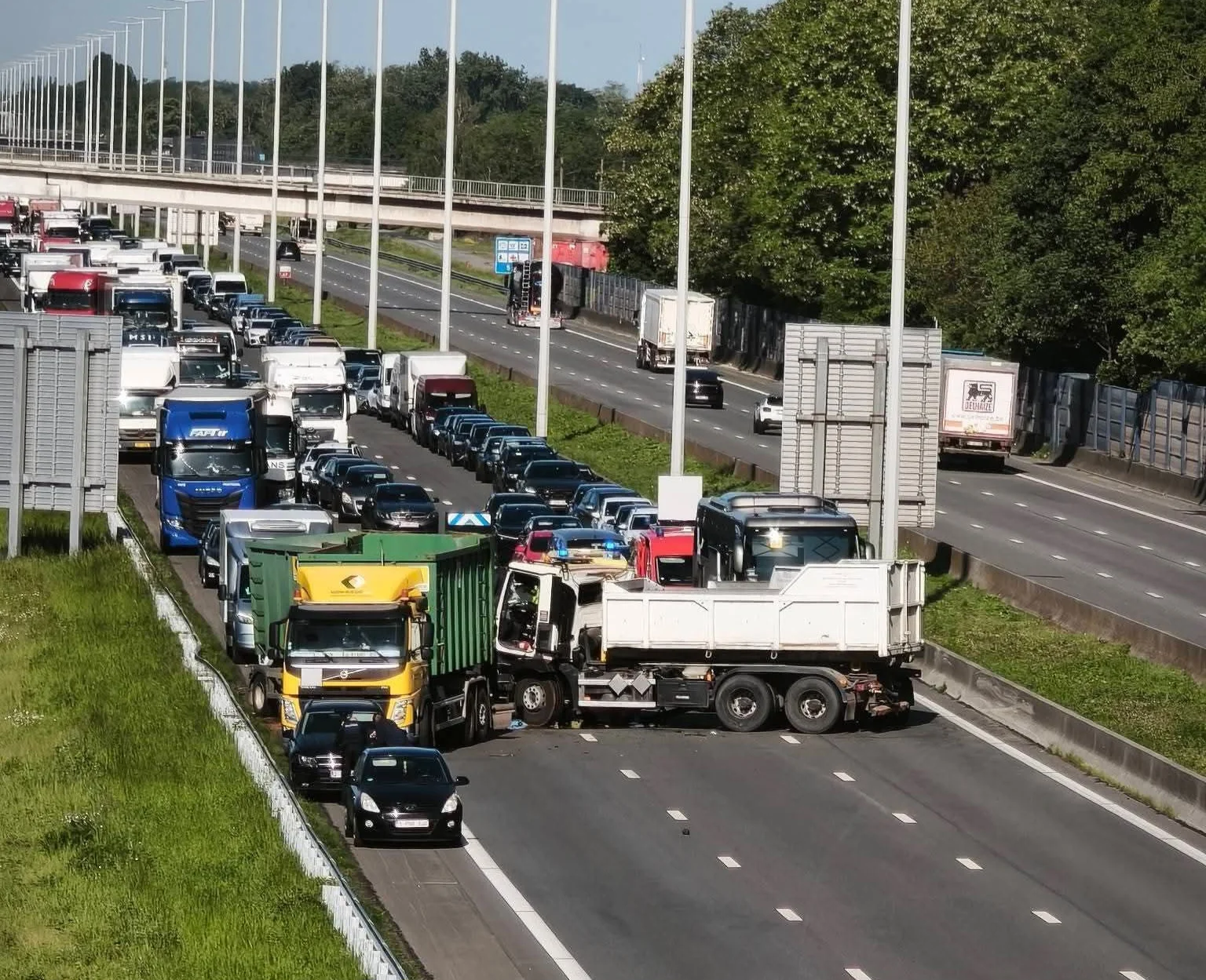 Accident sur l’E19 à Jemappes : autoroute fermée après une collision entre deux camions en direction de Bruxelles