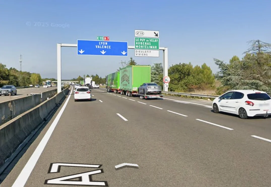 Accident d’autocar sur l’A7 en France : des adolescents belges blessés après une collision avec un poids lourd