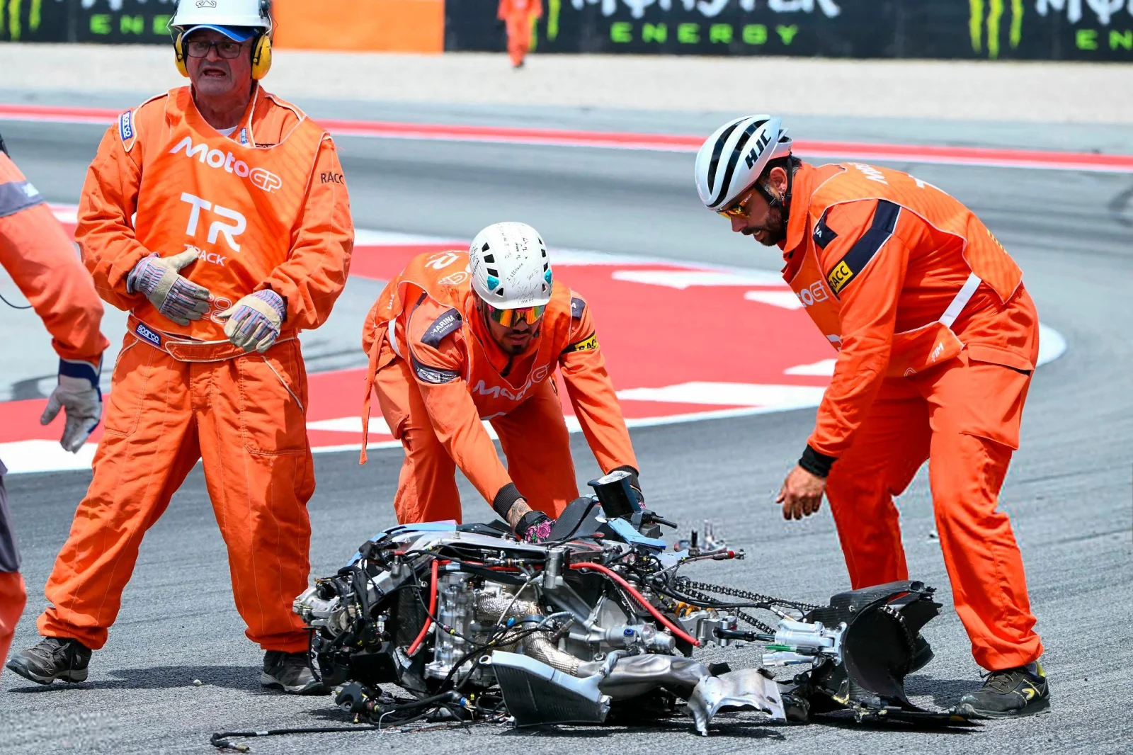 MotoGP Catalogne : explosion de pneu, crash spectaculaire et drapeau rouge à Barcelone