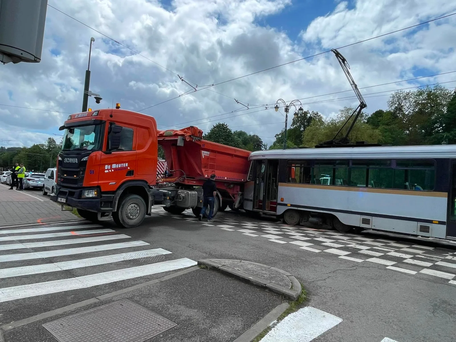 (PHOTOS) Bruxelles : un tram percute un camion sur l’avenue de Tervueren, le trafic STIB fortement perturbé