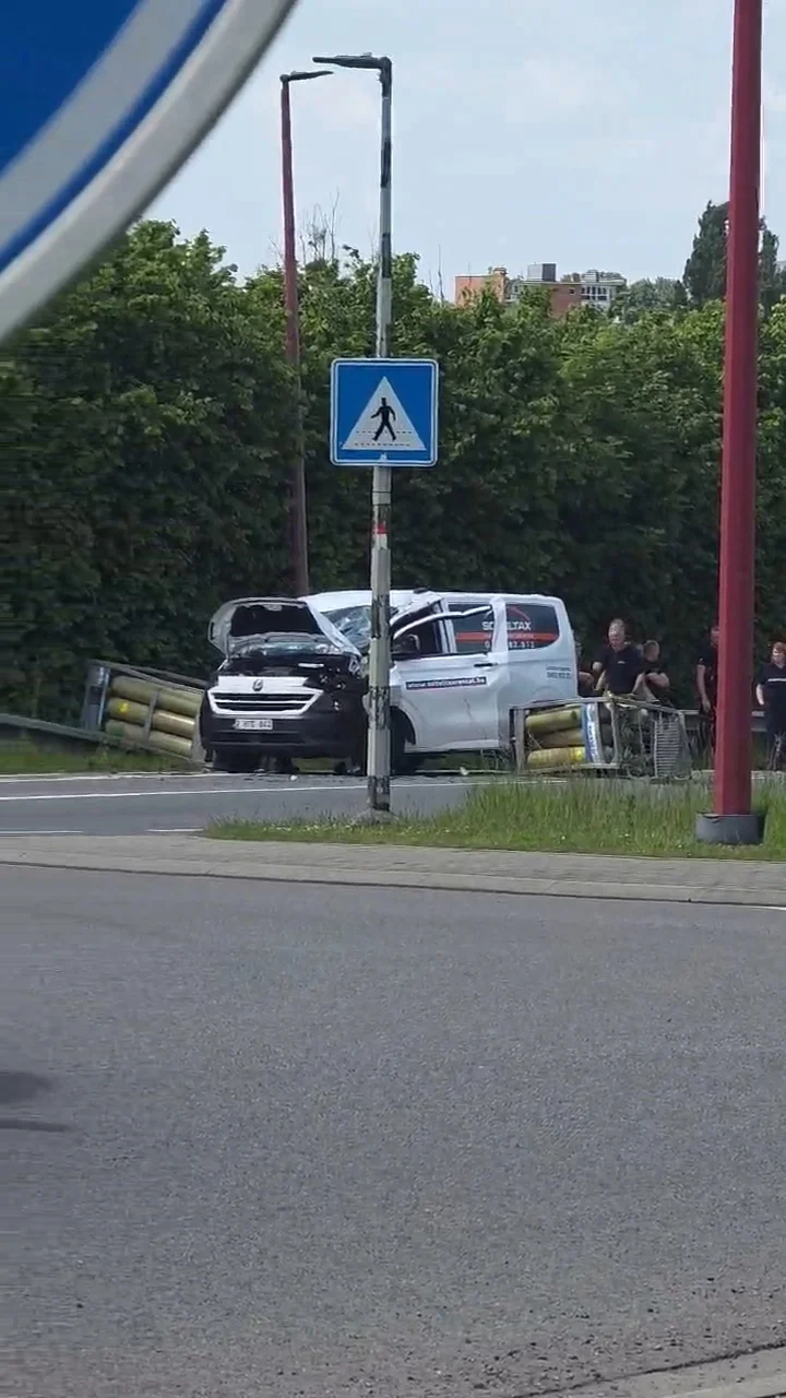 (VIDÉO) Grave accident à Ressaix sur la N55 : un chargement de bonbonnes percute une camionnette