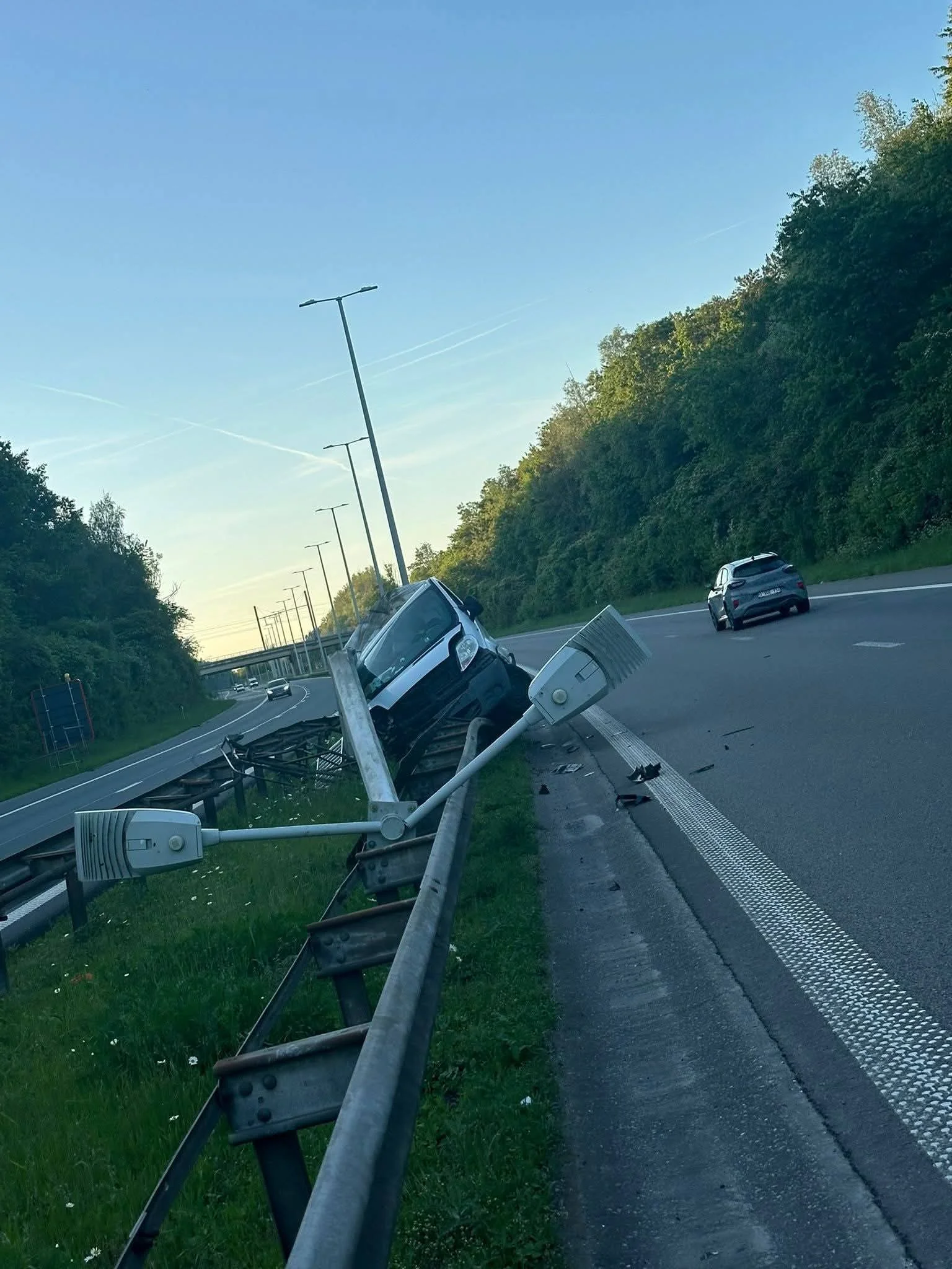 (PHOTOS) Accident sur le R3 à hauteur de Soleilmont : circulation coupée vers Heppignies