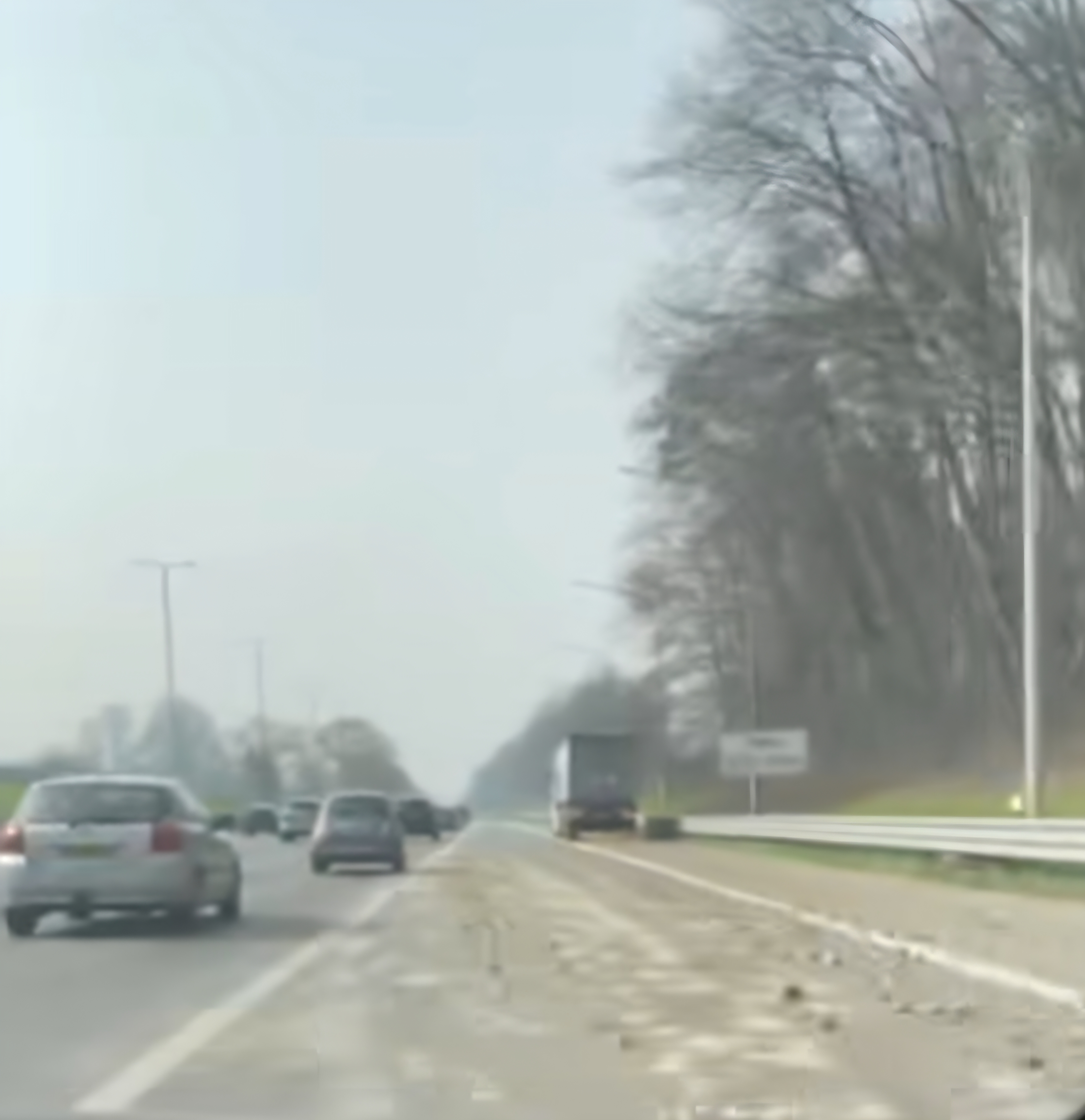 Perte de chargement à Strépy-Bracquegnies sur E19/A7 - Pommes de terre sur les voies E19 (Photo 1/1)
