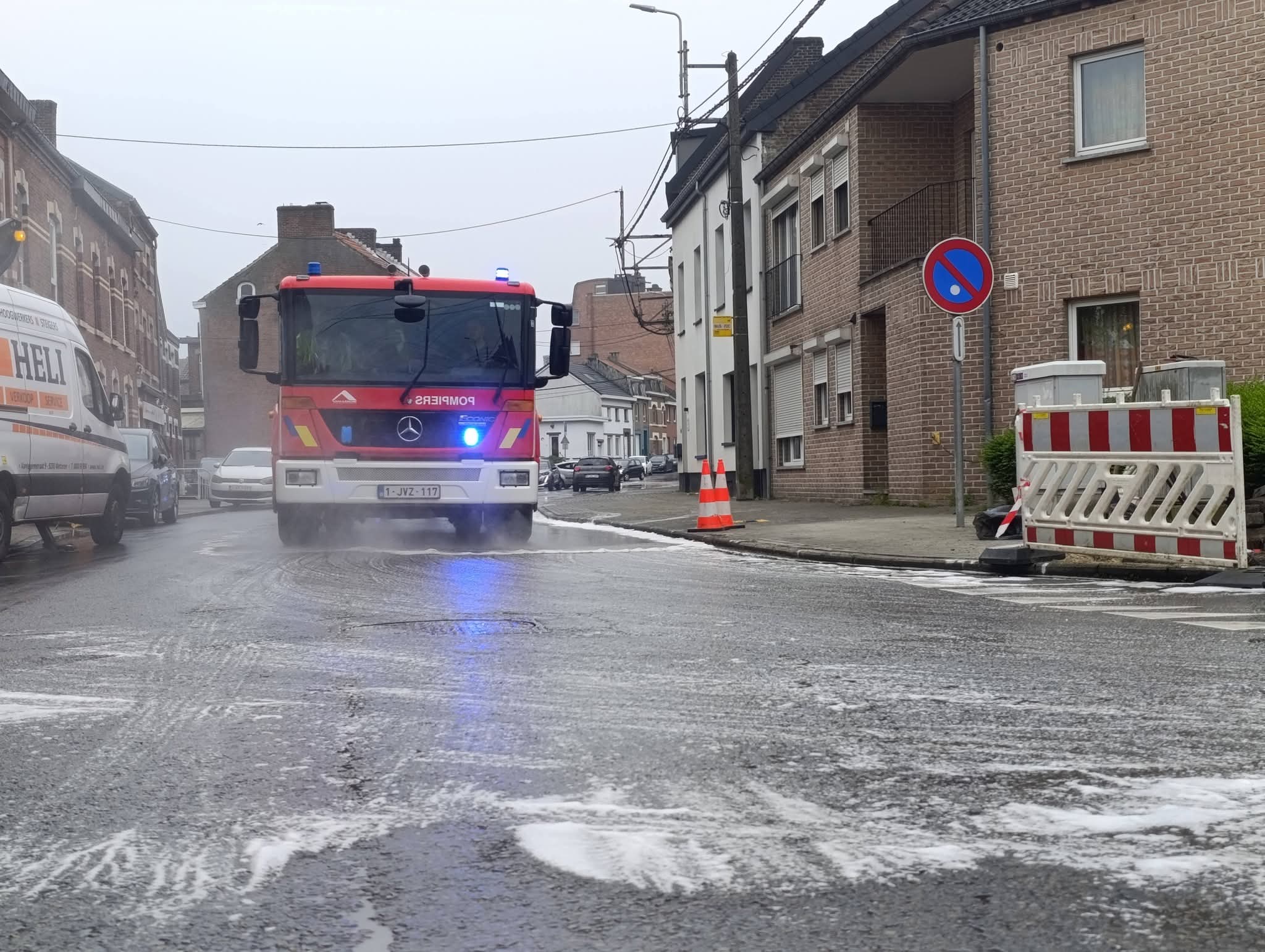 Mazout sur la chaussée à Waremme - Huile et mazout sur la chaussée Waremme (Photo 1/4)
