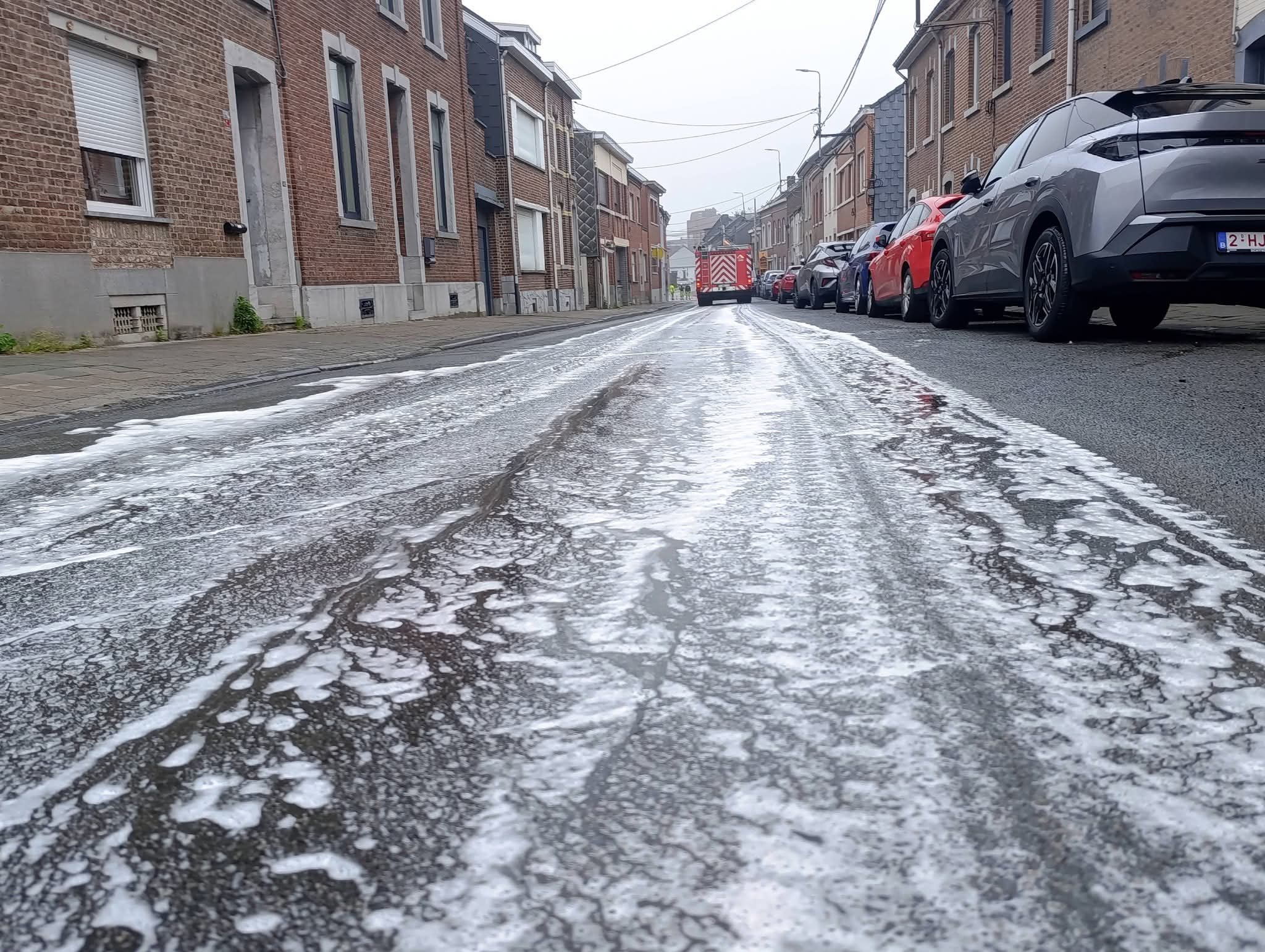 Mazout sur la chaussée à Waremme - Huile et mazout sur la chaussée Waremme (Photo 2/4)