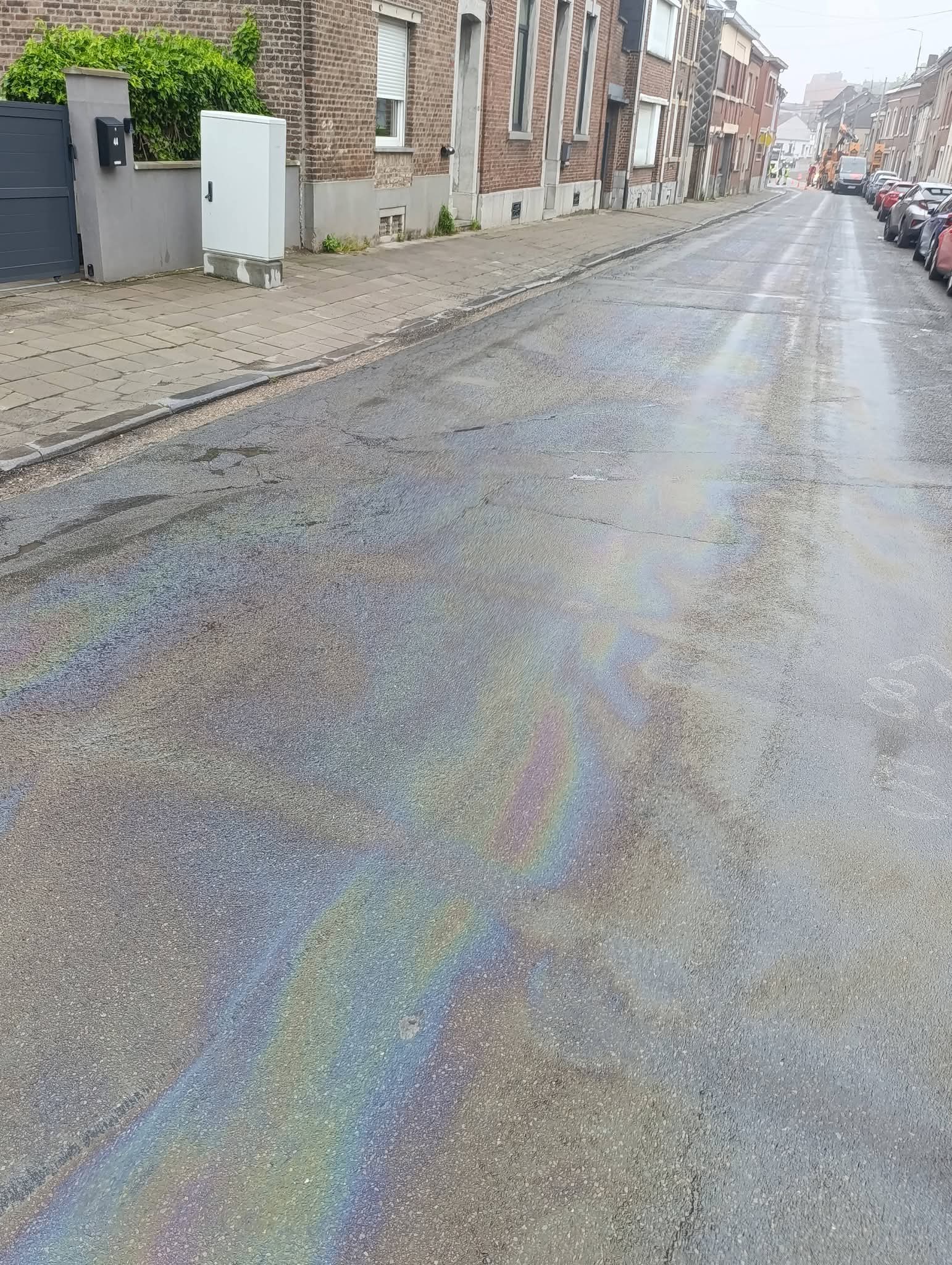 Mazout sur la chaussée à Waremme - Huile et mazout sur la chaussée Waremme (Photo 3/4)
